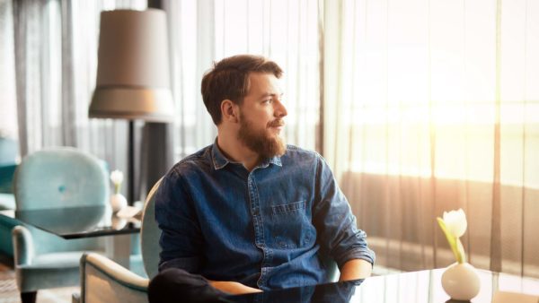 homem Bonito aproveitando o pôr do sol e aplainamento futuro